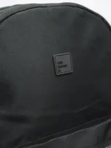 Mochila con estampado tie-dye en tonos grises y blancos, con bolsillo frontal con cierre y logo "Forum Active" estampado. Incluye bolsillo lateral de red para botella.