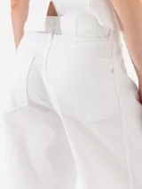 Pantalón slouchy de gabardina blanca sin lycra, de calce relajado.