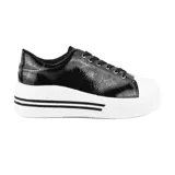 Championes casuales de mujer color beige, con plataforma blanca y cordones al tono.