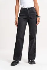 Jean de corte recto color negro, con detalle de lentejuelas negras en ambos laterales y botones en el dobladillo.