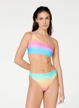 Conjunto de bikini con corpiño asimétrico de un solo hombro y bombacha tiro alto, con estampado degradado en tonos pastel.