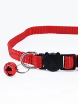 Collar rojo para gato con hebilla negra con forma de oso y cascabel.