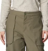 Pantalón cargo color verde oliva, de corte holgado, con cintura parcialmente elástica, bolsillos laterales y traseros con solapa, anillo en D y puños ajustables.
