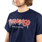 Remera azul marino de manga corta con logo Thrasher Jagged estampado en rojo y blanco.