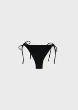 Braga de bikini negra con diseño de triángulo, forro interior y cierre de lazos laterales.