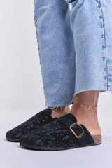 Zueco negro con estampado animal print, hebilla dorada y suela de corcho.