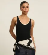 Musculosa negra de rib de viscosa certificada, con breteles medianos, escote en U y detalle de bies contrastante color blanco.