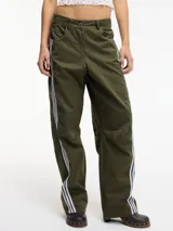 Pantalón slouchy marrón de tiro alto con cierre de botón y cremallera, pretina con pasacinto y rayas blancas laterales.