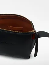 Bandolera pequeña de poliuretano color negro, con correa larga regulable con hebilla metálica y logo grabado.