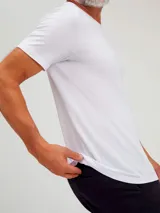 Camiseta gris oscuro de manga corta con cuello en V.