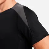 Remera deportiva Nike Strike de hombre, color negro con detalles en gris en los hombros y logo blanco en el pecho.