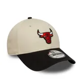 Gorro New Era 9FORTY ajustable, color beige con visera negra y logo bordado de los Chicago Bulls en el frente.