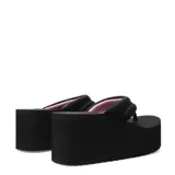 Sandalias de plataforma negras con tiras de tela y base de goma.