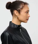 Campera de cuero sintético (PU) color negro, con cuello alto y cierre frontal de cremallera. Presenta bolsillos laterales con cierre, recortes pespuntados decorativos y botón a presión en el cuello. Marca Blue Steel.