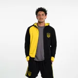 Campera con capucha en colores gris y negro, con diseño de escudo.
