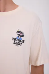 Camiseta color crema de manga corta y cuello redondo con estampado en la espalda de un disco de vinilo con pies y el texto "Totally Legi Record Store".