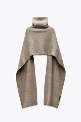 Bufanda larga combinada color beige confeccionada en mezcla de tejidos y lana con cuello subido y cremallera metálica.