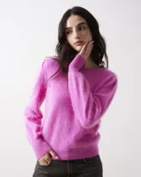 Suéter de cashmere cepillada color fucsia, con cuello redondo, corte recto, mangas abullonadas y acabados acanalados.