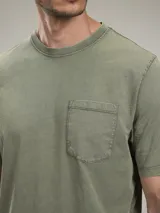 Remera color petróleo de corte clásico, con cuello redondo y bolsillo en el pecho.