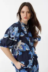Camisa de lino con estampado floral en tonos azules, cuello mao, mangas abullonadas hasta el codo y cierre frontal con botones de nácar.