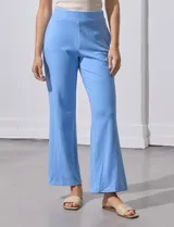 Pantalón celeste de tejido soft, corte wide leg y pretina ancha elastizada.