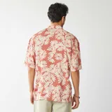 Camisa de manga corta con cuello cubano y estampado floral.