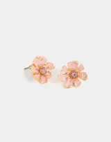Par de aros pasantes dorados con forma de flor esmaltada en color rosa y strass rosado en el centro.