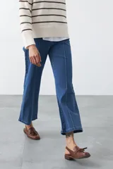 Jean wide leg negro de algodón con spandex, diseñado para una silueta amplia y fluida.