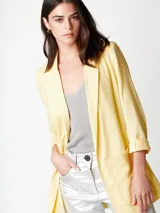 Blazer oversized de corte recto color amarillo, con hombreras finitas y maxi bolsillos, ideal para un look fresco.