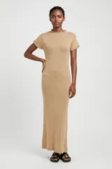 Vestido largo de tejido de punto color camel, de manga corta y cuello alto con detalle de volado. Corte al cuerpo.