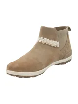 Botín de cuero color beige, con elásticos laterales, bordados y diseños en la capellada. Suela con tecnología Honey Foam de RKF.