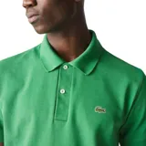 Remera polo de algodón en color verde, con cuello y cierre de botones, diseño clásico.