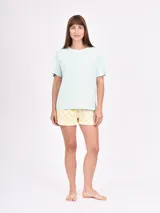 Conjunto de pijama compuesto por remera de mangas cortas y short con estampado a cuadros amarillos y blancos.