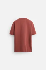 Camiseta verde militar de corte recto, cuello redondo y manga corta.