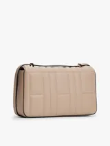 Cartera de hombro Tommy Hilfiger color beige con diseño acolchado y logo dorado en el frente. Cuenta con correa de hombro y cierre magnético.