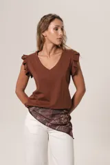 Musculosa marrón con escote en V y volados en los hombros.