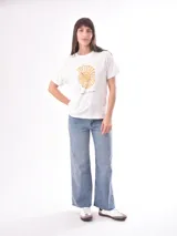 Remera rosa con estampado de labios rojos y texto con tipografía retro.