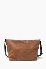 Bolso bandolera color tostado con correa negra y solapa con cierre magnético.