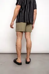 Short color beige de corte recto.