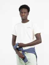 Camiseta de manga corta color rosa con cuello redondo y logo bordado en el pecho.