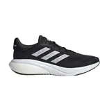 Championes de running Adidas Supernova 3, color negro con detalles en blanco. Presentan una parte superior de malla transpirable, acolchado en la lengüeta y el talón, mediasuela con amortiguación Bounce y Boost, y suela de goma.
