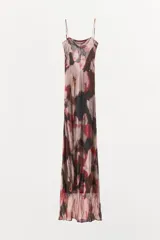 Vestido largo con estampado floral en tonos rosa, rojo y negro. Escote redondo con tirantes finos ajustables, espalda pronunciada y tira cruzada ajustable con lazada. Detalle de abalorios a contraste y forro interior.