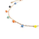 Collar de cadena dorada con cuentas de colores vibrantes.