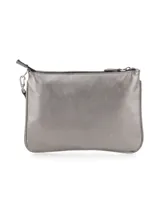 Cartera de mano tipo sobre, color plateado, con cierre superior y correa de muñeca extraíble.