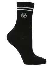 Pack de 3 pares de medias deportivas de largo intermedio color negro, con dos líneas horizontales blancas en el borde superior y logo de la marca en el tobillo.