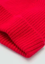 Gorro de lana color borgoña, tejido en punto canalé.