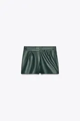 Shorts de tiro alto color borgoña, con bolsillos delanteros y cierre frontal con cremallera y ganchos metálicos.