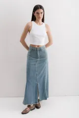 Falda larga de jean celeste, con corte sirena y abertura frontal.