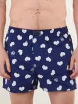 Bóxer de algodón blanco con estampado de flores pequeñas color celeste, con cintura elástica y logo de la marca en el centro.