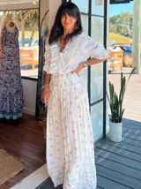 Pantalón blanco con estampado dorado, de corte amplio y cintura elástica.